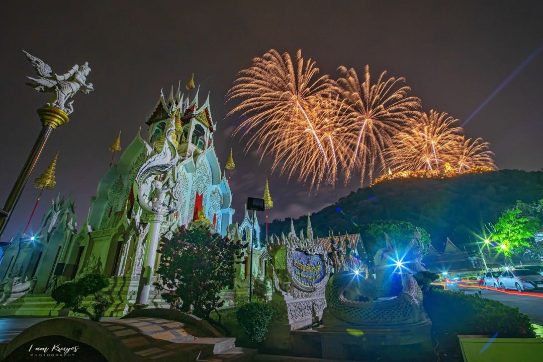 มุม : วัดข่อย (มีมุมให้เลือกถ่ายหลายมุม ต้องค่อยๆเดินหาที่ชอบ)
ระยะเลนส์(FX) : 15 mm
จำนวนขาตั้ง : รับได้ 10-15 ขา
พิกัด : https://maps.app.goo.gl/GRX4oBcPS3cEprEj6
คำแนะนำเพิ่มเติม :ที่จอดรถมีจำกัด และมีค่าบริการฝาก