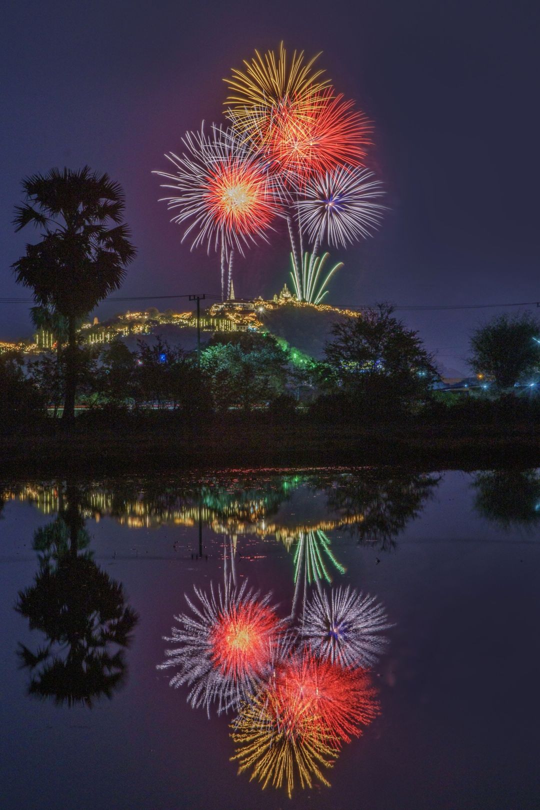 มุม : นาบุญข้าวหอม
ระยะเลนส์(FX) : 80 mm
จำนวนขาตั้ง : รับได้ 10-15 ขา
พิกัด : https://maps.app.goo.gl/Gyrq9Tr1NstprUZU9
คำแนะนำเพิ่มเติม : มุมสะท้อนน้ำต้องไปสำรวจก่อน จอดรถริมถนน ต้องเดินเข้าไปในนา ไฟฉาย ยากันยุง แต่งกายรัดกุม รองเท้าผ้าใบ (การเดินในทุ่งนาทุกที่ต้องระวังสัตว์เลื้อยคลาน)