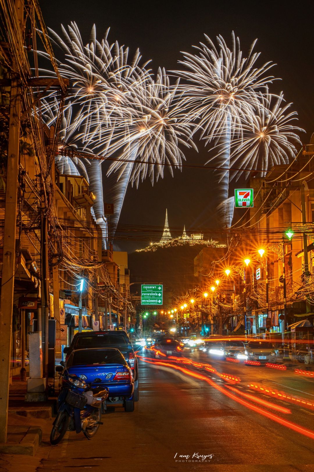 มุม : ริมถนนพงษ์สุริยา (ใกล้วัดใหญ่สุวรรณาราม)
ระยะเลนส์(FX) : 100-150 (แล้วแต่ยืนไกลรือใกล้) mm
จำนวนขาตั้ง :10-20
พิกัด : https://maps.app.goo.gl/s7sACcxidGwfh8N4A
คำแนะนำเพิ่มเติม :จอดรถริมถนน ระวังรถผ่านไปมา