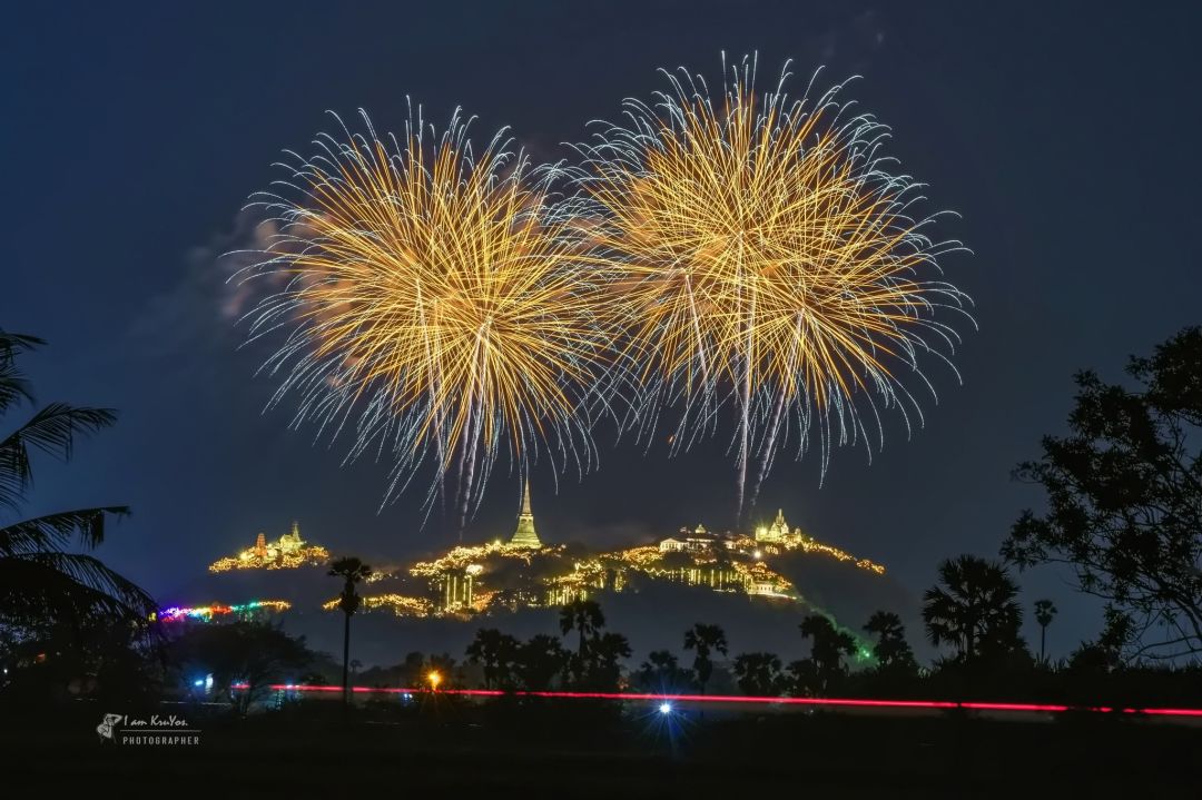 มุม : ทุ่งนาบ้านนาป่า (1)
ระยะเลนส์(FX) : 200 mm
จำนวนขาตั้ง : รับได้ 10-15 ขา มีรถไฟวิ่งผ่าน หากต้องการภาพรถไฟด้วยต้องถ่ายตอนเย็น แล้วนำไปซ้อนกับพลุที่หลัง
พิกัด : https://maps.app.goo.gl/HXhstg8NV7HndFuq5
คำแนะนำเพิ่มเติม : ทางเข้าเป็นถนนดิน ถ้าฝนตกอาจจะเละ ขับรถเข้าไปจอดตรงลานกว้างก่อนถึงคันนาใหญ่ (หากฝนไม่ตกขับเข้าไปได้) ต้องเดินเข้าไปในนา ไฟฉาย ยากันยุง แต่งกายรัดกุม รองเท้าผ้าใบ (การเดินในทุ่งนาทุกที่ต้องระวังสัตว์เลื้อยคลาน)
Comments