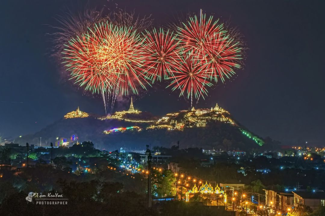 มุม : เขาหลวง 2 (ห่างจากเขาหลวง 1 นิดหน่อย 15 เมตร.)
ระยะเลนส์(FX) : 88 mm
จำนวนขาตั้ง : รับได้ไม่เกิน 6 ขา
พิกัด : https://maps.app.goo.gl/uH9Zgcfm2ETY6pwL7
คำแนะนำเพิ่มเติม :จอดรถตีนเขาตรงศาลาตามพิกัด ต้องเดินขึ้นเขา มีก้อนหินโขดหิน ต้องระวัง และต้องไปกับผู้ชำนาญเส้นทางเท่านั้น เตรียมน้ำ ไฟฉาย รองเท้าผ้าใบ ผู้สูงอายุควรเดินอย่างระวัง ทางพอเดินได้ไม่เรียบ ไปช้าๆ