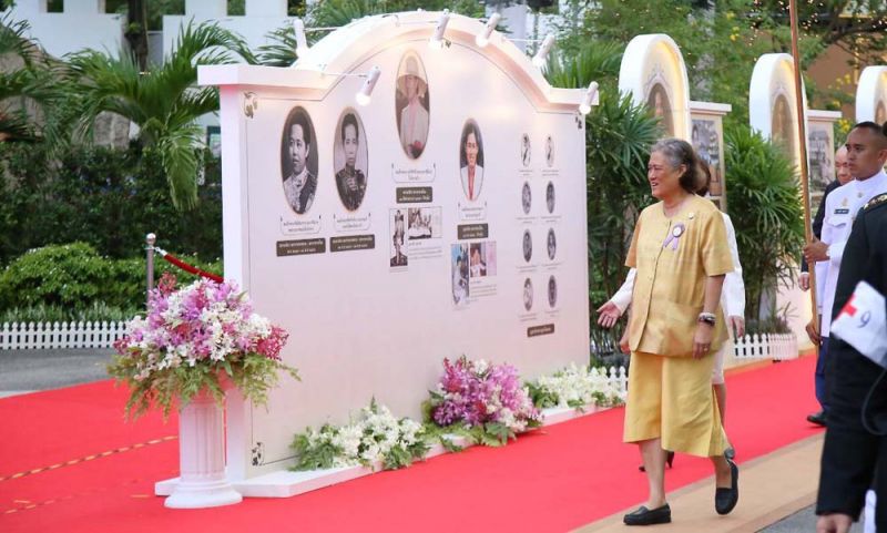 เสด็จฯ ทอดพระเนตรนิทรรศการสภากาชาดไทยและทรงเยี่ยมชมการออกร้านของหน่วยงานต่างๆ