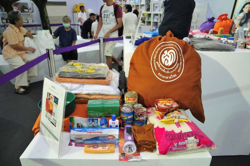 นิทรรศการจัดแสดงถุงยังชีพ มูลนิธิอาสาเพื่อนพึ่ง (ภาฯ) ยามยาก สภากาชาดไทย