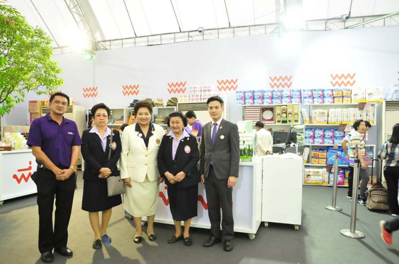 นงลักษณ์ พงศ์พิสุทธิ์, สายสม วงศาสุลักษณ์, ท่านผู้หญิงเพ็ญศรี วัชโรทัย และ ฐิติวัฒน์ ว่องวรรณกุล กรรมการมูลนิธิมาร่วมอำนวยความสะดวกแก่ผู้มาเลือกซื้อสินค้าภายในร้านเพื่อนพึ่ง (ภาฯ)