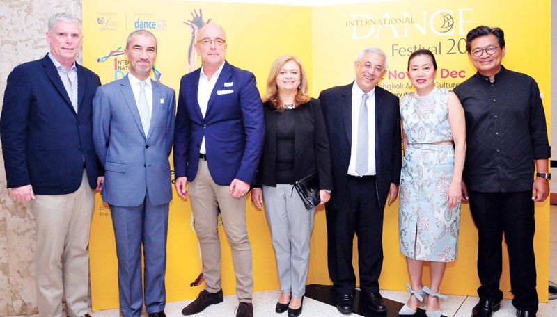 คณะทูตานุทูต กับผู้บริหารมูลนิธิเพื่อนศิลปะ