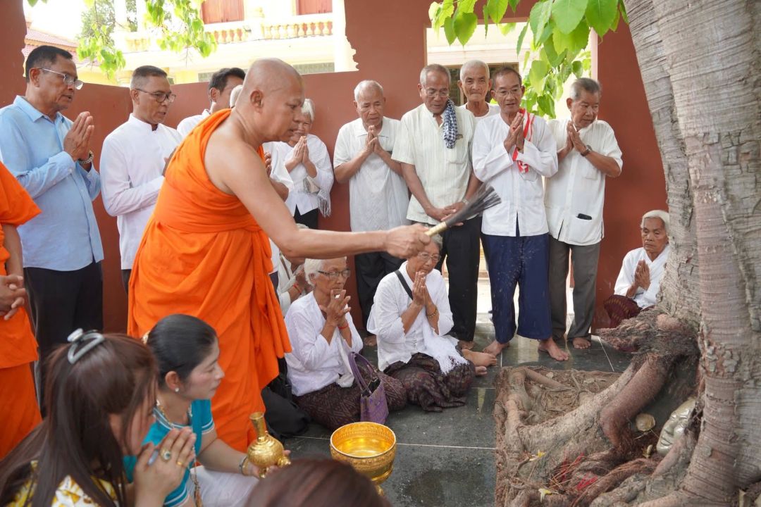 ภาพจากกัมพูชา : วัดในเขมรทำเศียรพระในรากไม้ เลียนแบบอยุธยาเป๊ะ