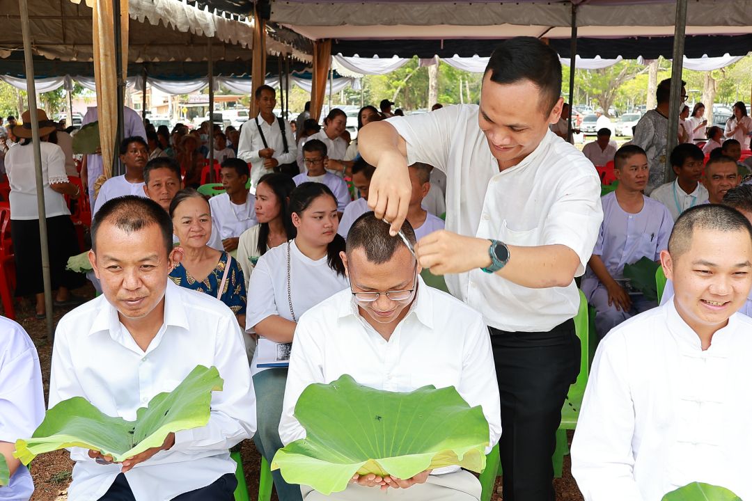 ญาติโยมจากกองบิน 3 ปลงผมนาคเพื่อนร่วมงาน      