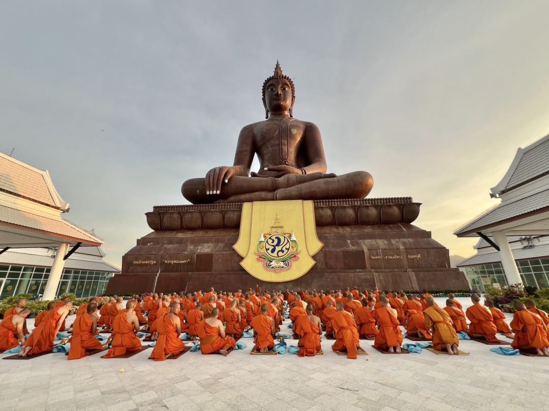 พระนวกะ 150 รูป เจริญจิตภาวนา ที่ ชั้น 3  หน้าพระสมเด็จองค์ปฐม