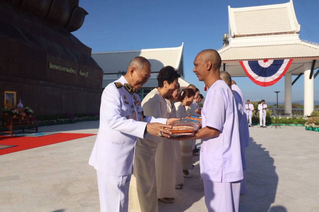 พล.อ.อ.ชลิต  พุกผาสุข  องคมนตรี ประธานมอบผ้าไตร  แก่นาค เป็นรูปแรกของการมอบผ้าไตรทุกชุด พร้อมเจ้าภาพชุดละ 10 ท่าน		