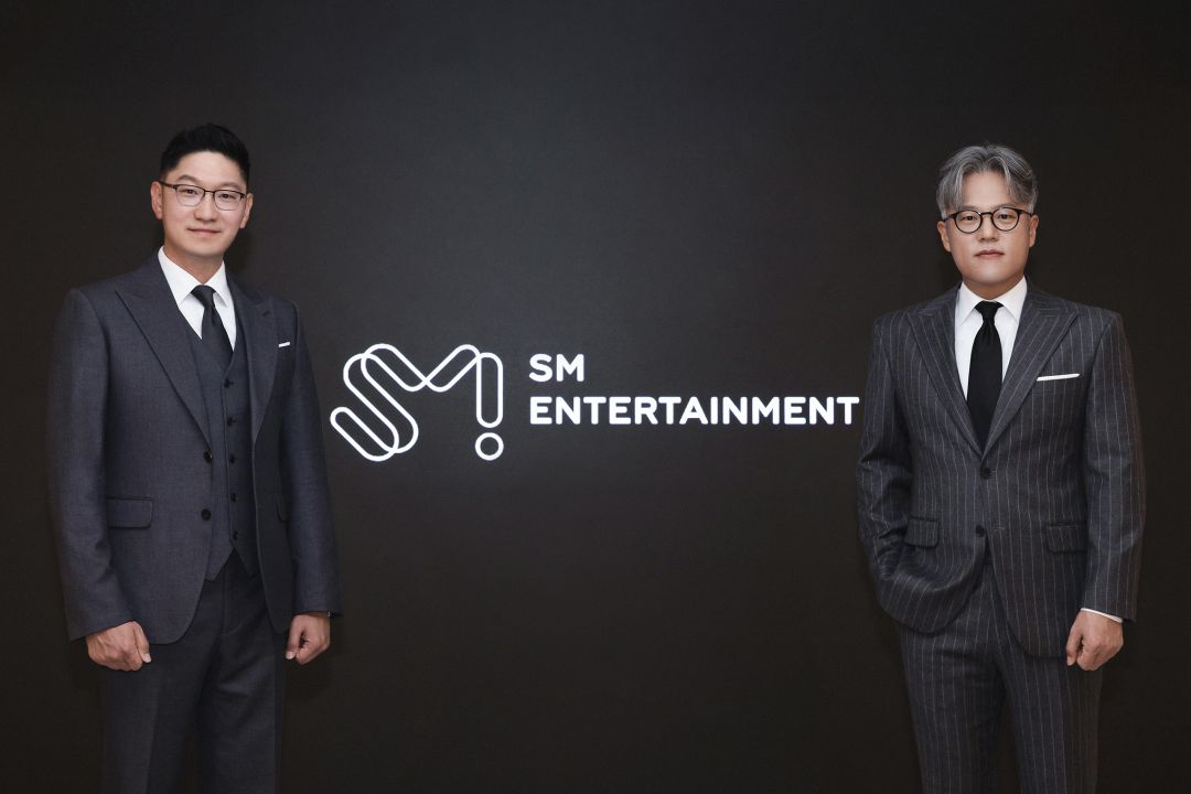 (ซ้าย) Young-Jun Tak (ยองจุน ทัก) และ (ขวา) Cheol-Hyuk Jang (ชอลฮยอก จาง) ซีอีโอร่วมของ SM