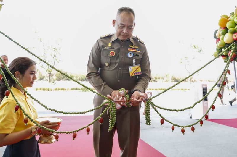 พล.อ.อ.สถิตย์พงษ์ สุขวิมล ราชเลขานุการในพระองค์ฯ ตัดริบบิ้นเปิดร้านโกลเด้น เพลซ สาขาเจริญสุขมงคลจิต