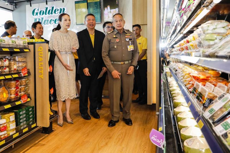 พล.อ.อ.สถิตย์พงษ์ สุขวิมล ราชเลขานุการในพระองค์ฯ เยี่ยมชมภายในร้าน โดยมี นวลพรรณ ล่ำซำ นำชม