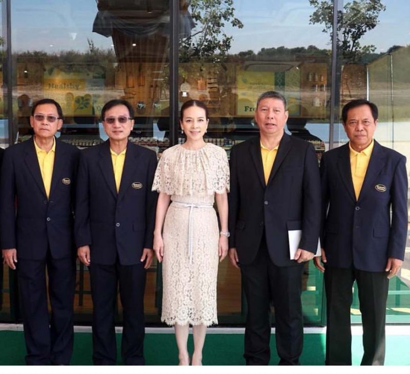 บุญชัย แสงจันทร์, วิชัย ชาญสาคร, นวลพรรณ ล่ำซำ, พิพิธ พิชัยศรทัต และ สุเมธ ภิญโญสนิท