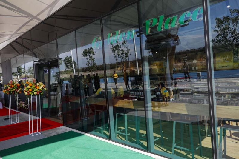 บริเวณหน้าร้านโกลเด้น เพลซ สาขาเจริญสุขมงคลจิต ทันสมัย เหมาะแก่การ พักผ่อน