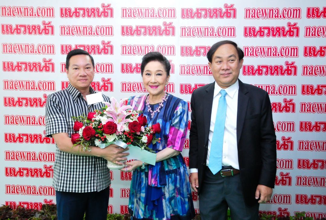 อรรษิษฐ์ สัมพันธรัตน์ ปลัดกระทรวงมหาดไทย  ร่วมแสดงความยินดีกับ ผาณิต พูนศิริวงศ์ มี ปริญญา ช้างเสวก ร่วมต้อนรับ