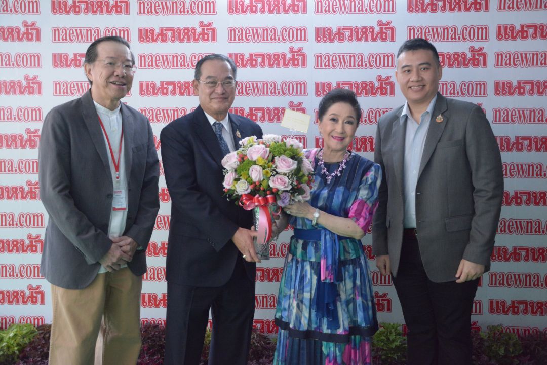 นิกร จำนง ในนาม มูลนิธิบรรหาร-แจ่มใส ศิลปะอาชา มาร่วมยินดี มี เสริมสุข กษิติประดิษฐ์ พิธิกรแห่งแนวหน้าออนไลน์ ร่วมต้อนรับ 