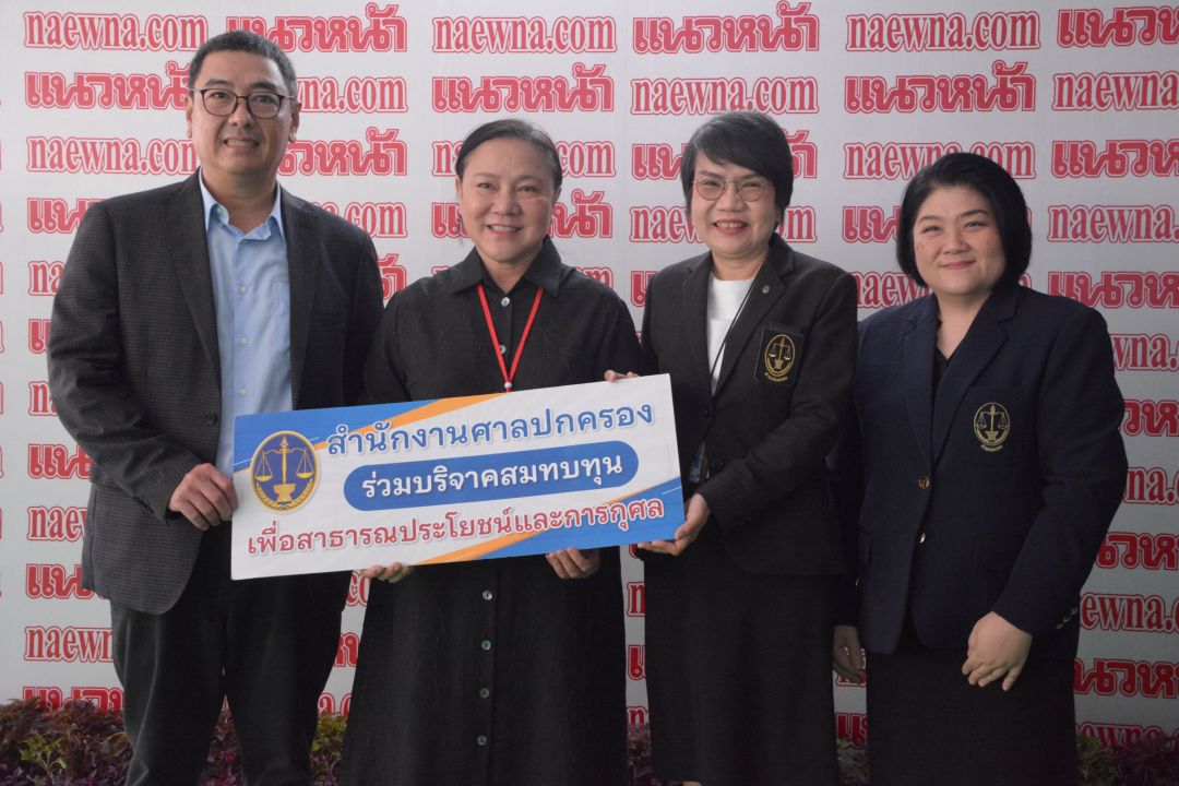 ผู้แทนสำนักงานศาลปกครอง ร่วมบริจาคให้มูลนิธิช่วยการศึกษา กทม. มี ผรณเดช พูนศิริวงศ์ และ อัญชะลี ไพรีรัก รับมอบ