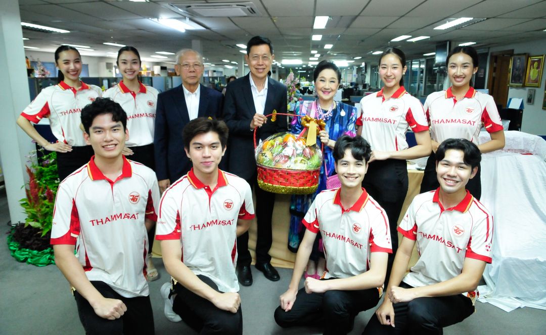 พงษ์เทพ เทพกาญจนา นายกสมาคมธรรมศาสตร์ พร้อมด้วย ชัยศักดิ์ อังค์สุวรรณ และน้องๆ ผู้นำเชียร์ มธ. ร่วมยินดีกับ ผาณิต พูนศิริวงศ์