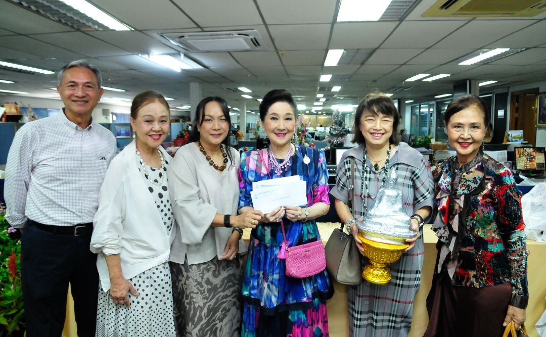 กรรณภรณ์ วงศ์ปิยะกุล ผู้แทน องคมนตรี พล.อ.อ.ชลิต-ผศ.พรทิพย์ ผุกผาสุก, มูลนิธิร่วมจิตต์น้อมเกล้าเพื่อเยาวชนฯ และ มูลนิธิหม่อมงามจิตต์ บุรฉัตรฯ ร่วมยินดี มี เลิศชาย-นิรัชฎา พงษ์โสภณ ร่วมถ่ายภาพ