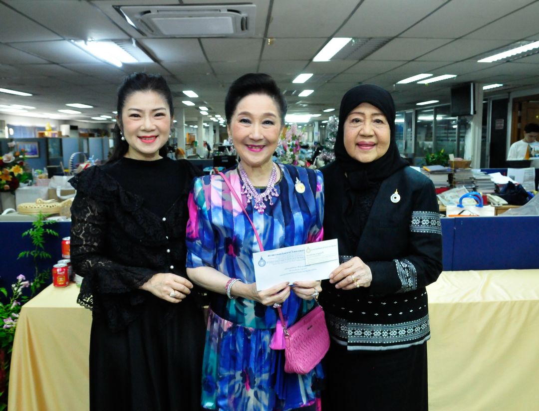 ดร.ลาลีวรรณ กาญจนจารี ปธ.สภาสมาคมสตรีแห่งชาติ มอบหมายให้ กนกวรรณ วงศ์ทองศรี รอง ปธ.กก.บริหาร มาร่วมแสดงความยินดี