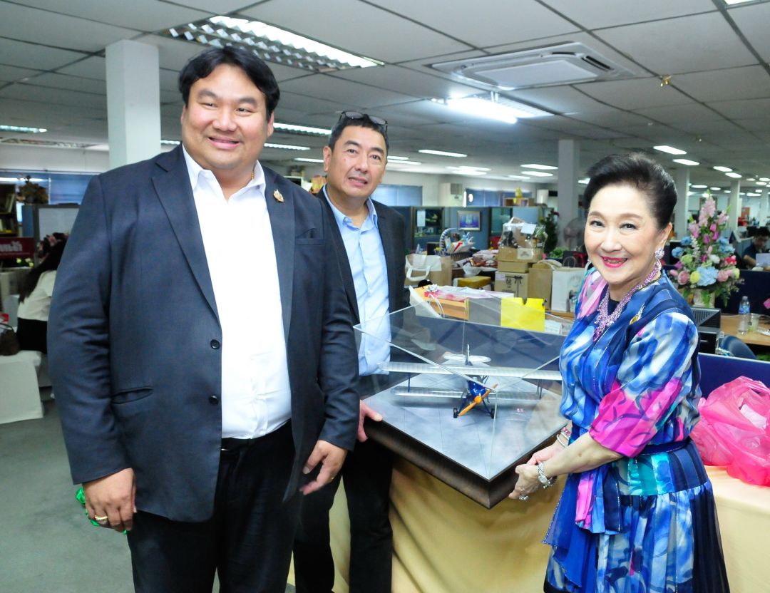 ผศ.ดร.ทรงยศินทร์ ชนปทาธิป มอบโมเดลเครื่องบิน “นางสาวสยาม” แก่ ผาณิต พูนศิริวงศ์ มีผรณเดช พูนศิริวงศ์ ร่วมรับมอบ