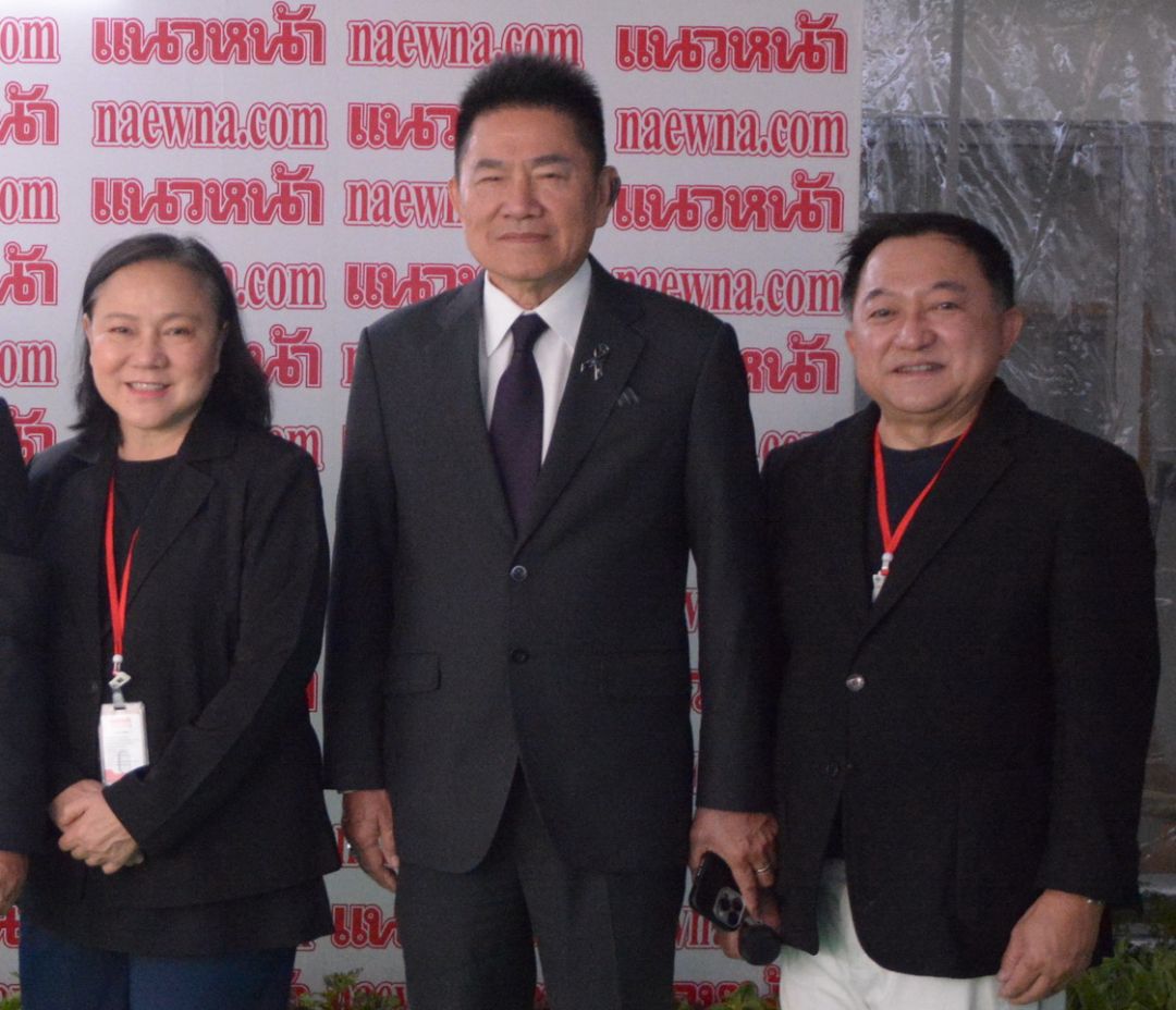 พล.ต.ต.วิชัย สังข์ประไพ มาร่วมยินดีกับ อัญชะลี ไพรีรัก ผอ.ข่าวแนวหน้า และปรเมษฐ์ ภู่โต บก.อำนวยการ