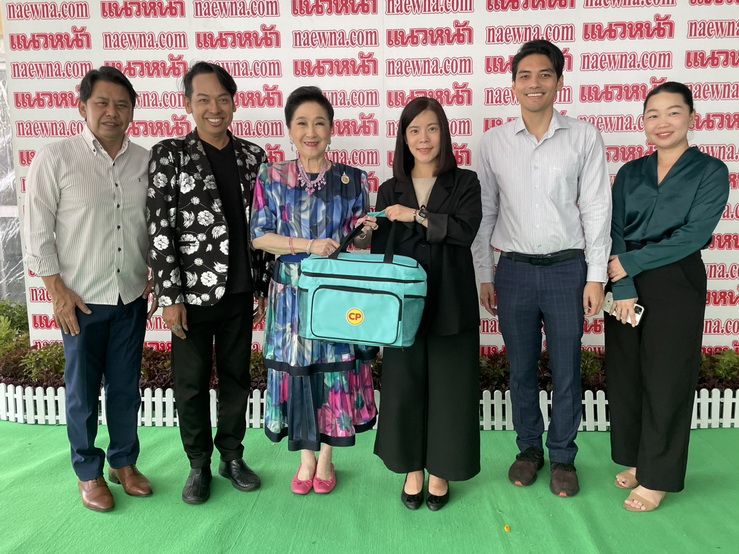 ตัวแทนสำนักยุทธศาสตร์ข้อมูลและการสื่อสาร เครือเจริญโภคภัณฑ์ (ซีพี) ร่วมยินดี
