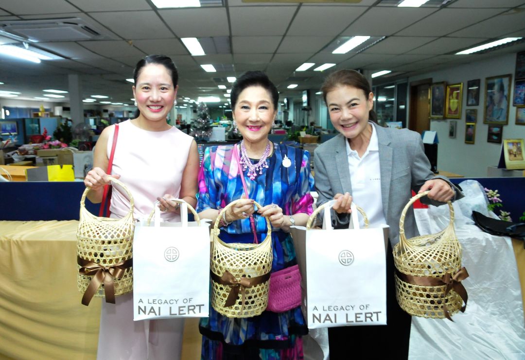 ตัวแทน พิไลพรรณ สมบัติศิริ, สัณหพิศ-ณพาภรณ์ โพธิรัตนังกูร แห่งปาร์ค นายเลิศ นำข้าวแช่มาร่วมยินดี