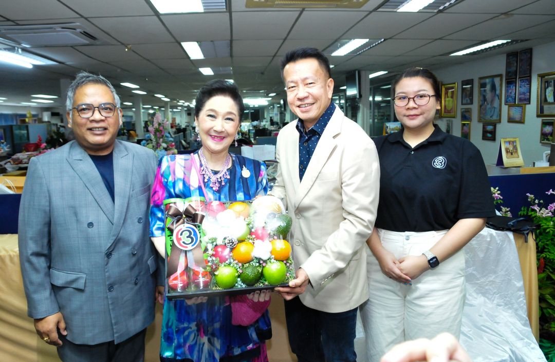 สมรักษ์ ณรงค์วิชัย ผู้บริหารช่อง 3 นำทีมร่วมยินดี