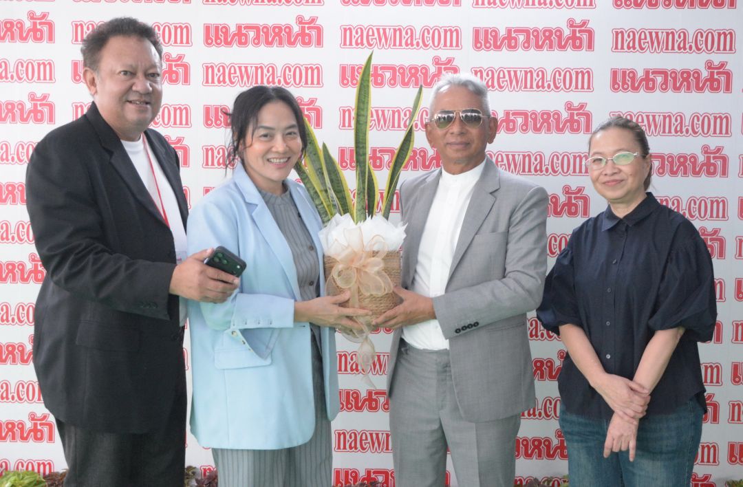 สนธิญาน ชื่นฤทัยธรรม แสดงความยินดี โดยมี ดร.มัลลิกา บุญมีตระกูล มหาสุข, พีระพัฒน์ วัฒนาภิรมย์ ต้อนรับ