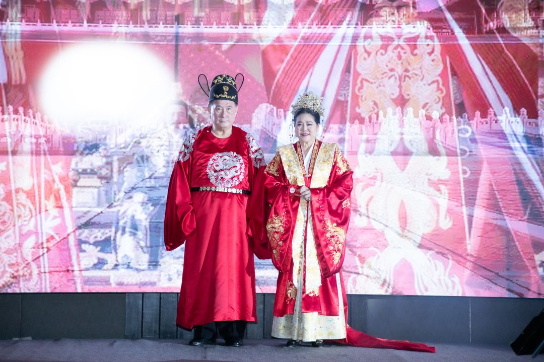 ฮ่องเต้-ฮองเฮา โดย ดร.วิฑูรย์ สิมะโชคดี และ ดร.ลาลีวรรณ กาญจนจารี