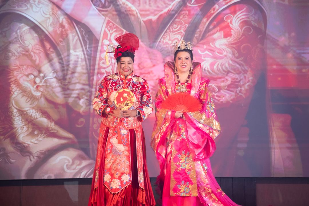 รัญชา บริบาลบุรีภัณฑ์ และ ดร.สัณห์จุฑา วิชชาวุธ แสดงแบบในชุดจีนโบราณ