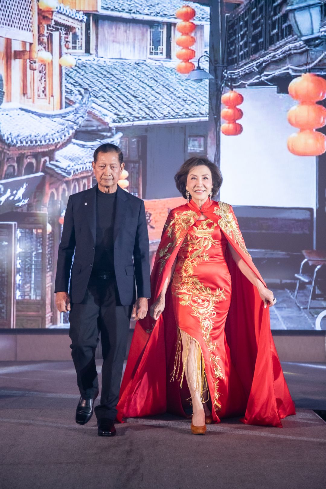 พล.อ.วัฒนา นาราคาม และดร.ปัญจรัตน์ มังกรกนก มาในธีมเจ้าพ่อเซียงไฮ้