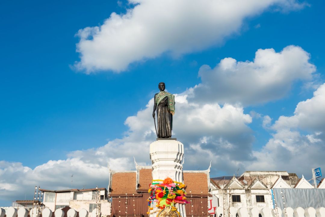 อนุสาวรีย์ ท้าวสุรนารี หน้าประตูชุมพล