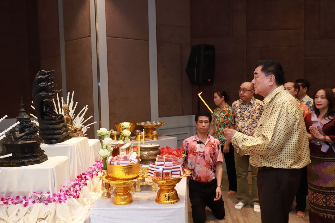 ดร.อัศวิน อิงคะกุล ประธานกรรมการบริหาร มิราเคิล กรุ๊ป เริ่มพิธีด้วยการสักการะบูชาสิ่งศักดิ์สิทธิ์