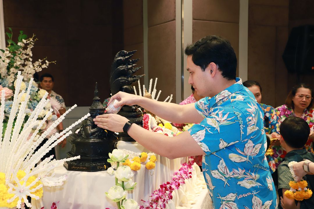      อนัคพล อิงคะกุล รองประธานกรรมการบริหาร มิราเคิล กรุ๊ป รดน้ำขอพรสิ่งศักดิ์สิทธิ์