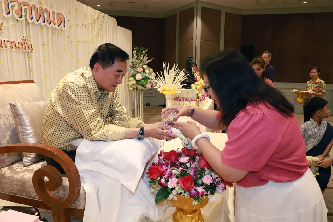     นันทนัทนิดา อิงคะกุล เข้ารดน้ำขอพร ดร.อัศวิน อิงคะกุล