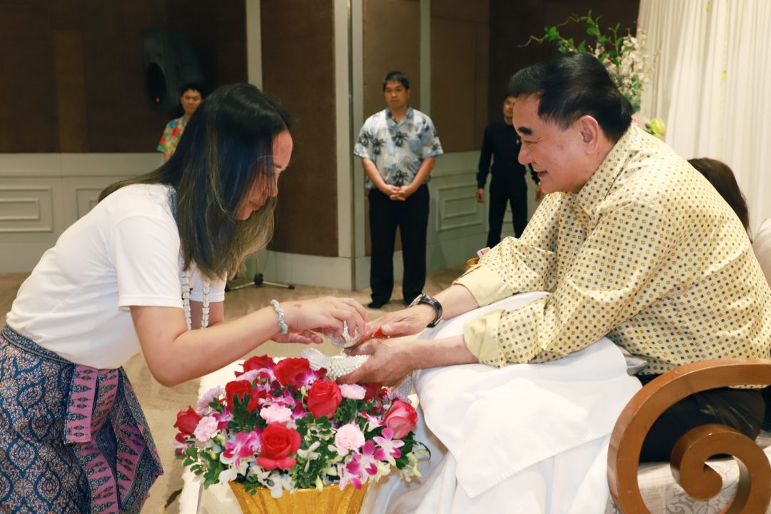 ลักษมีกานต์ อิงคะกุล ประธานเจ้าหน้าที่บริหาร มิราเคิล กรุ๊ป เข้ารดน้ำขอพร ดร.อัศวิน อิงคะกุล