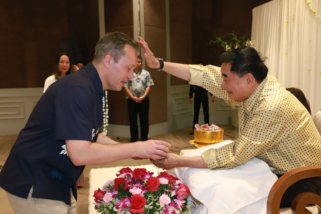 มร.เจค เดสแปร์ เข้ารดน้ำขอพร ดร.อัศวิน อิงคะกุล