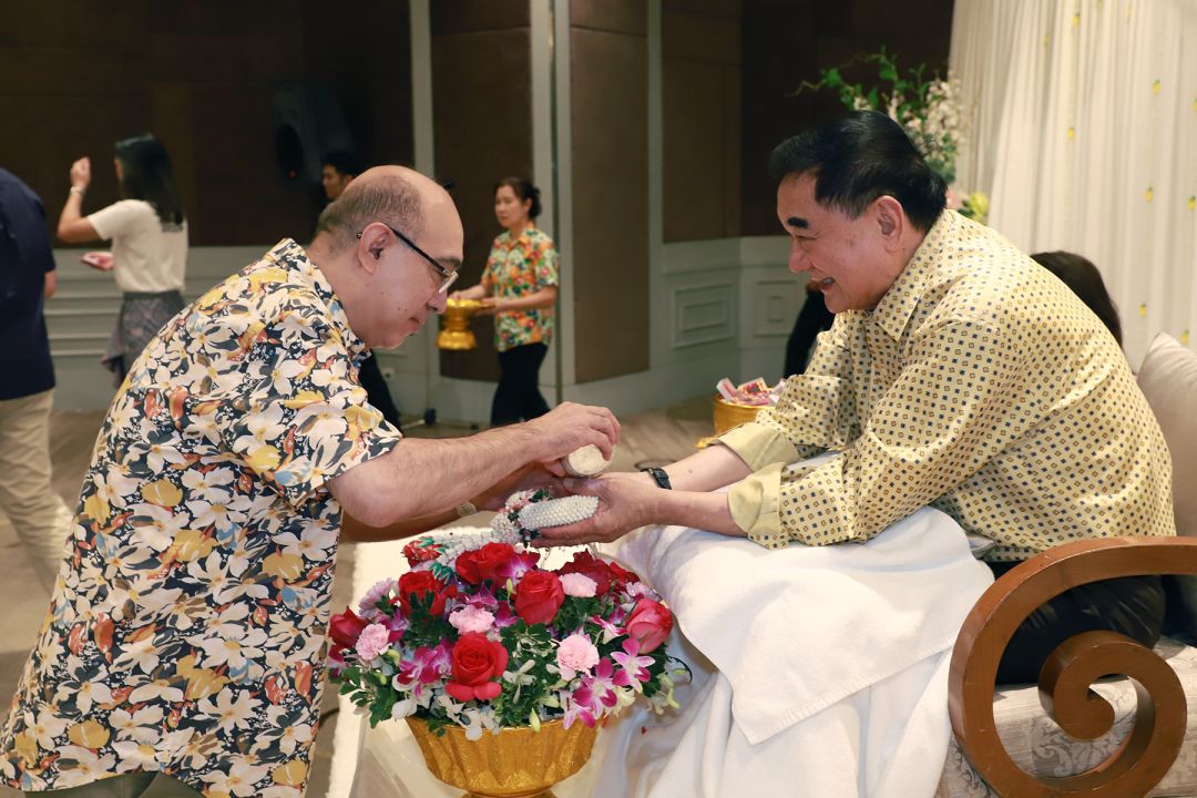    ปริญญา หงส์เลิศลักษณ์ เข้ารดน้ำขอพร ดร.อัศวิน อิงคะกุล