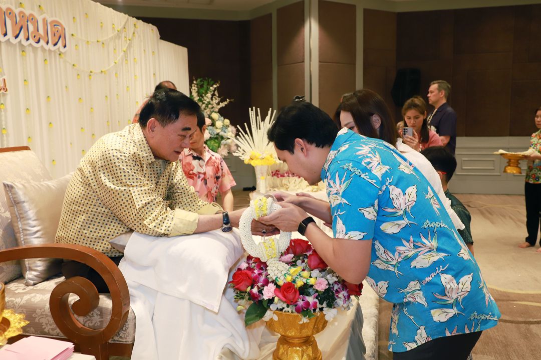 อนัคพล อิงคะกุล-จันทจิตา อิงคะกุล เข้ารดน้ำขอพร ดร.อัศวิน อิงคะกุล