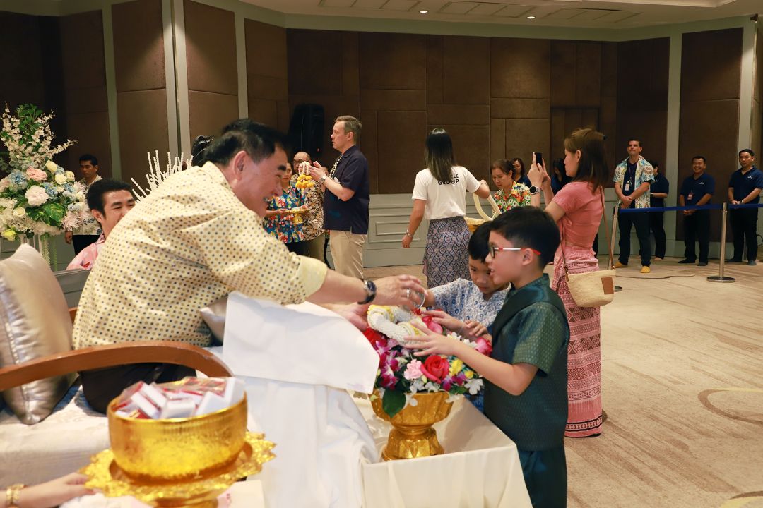 ด.ช.ดวิน อิงคะกุล - ด.ช.อาร์วิน อิงคะกุล เข้ารดน้ำขอพรคุณปู่