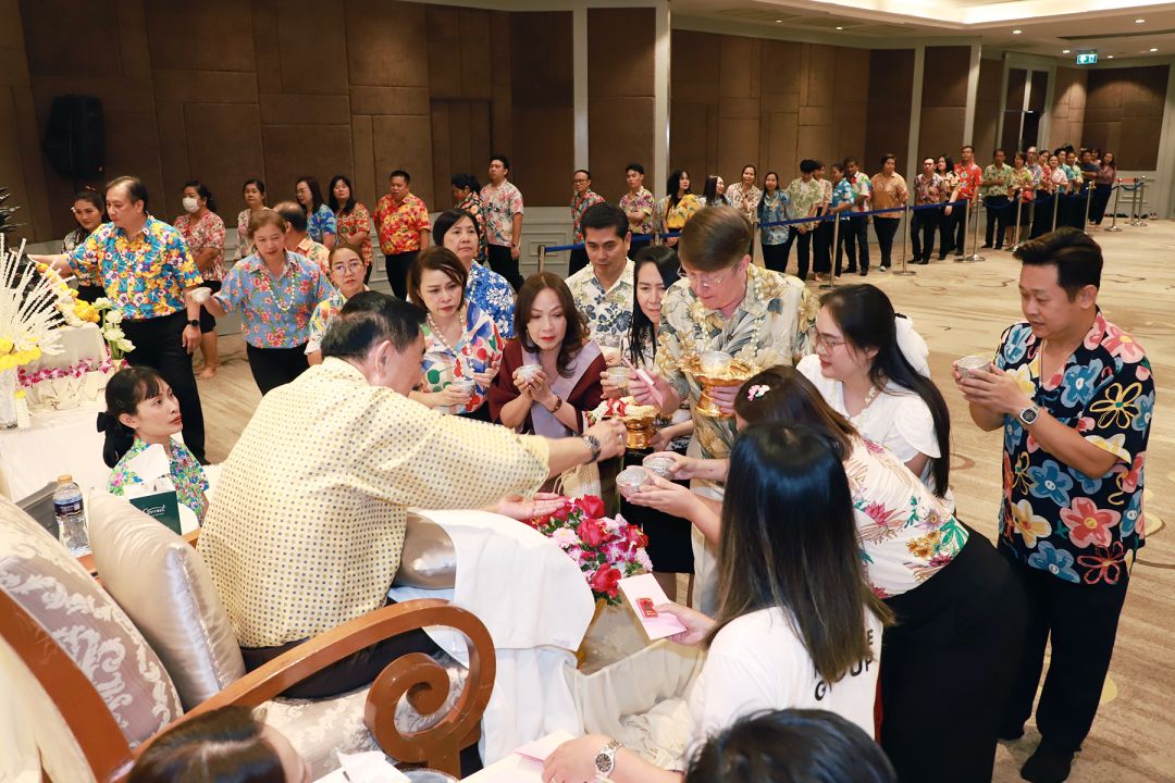 มร.ไมเคิล เมอร์ฟี่ ผู้จัดการทั่วไป โรงแรมมิราเคิล แกรนด์ คอนเวนชั่น นำทีมคณะผู้บริหาร เข้าร่วมรดน้ำขอพร ดร.อัศวิน อิงคะกุล