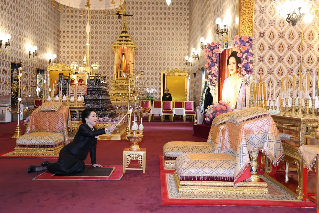 ผาณิต พูนศิริวงศ์ ประธานเจ้าหน้าที่ บจก.หนังสือพิมพ์แนวหน้า และ ประธานมูลนิธิช่วยการศึกษากรุงเทพมหานคร ประธานในพิธีบำเพ็ญกุศลและสวดพระอภิธรรมถวายพระบรมศพ จุดธูปเทียนเครื่องทองน้อยถวายบังคมพระบรมศพ สมเด็จพระนางเจ้าสิริกิติ์ พระบรมราชินีนาถ พระบรมราชชนนีพันปีหลวง