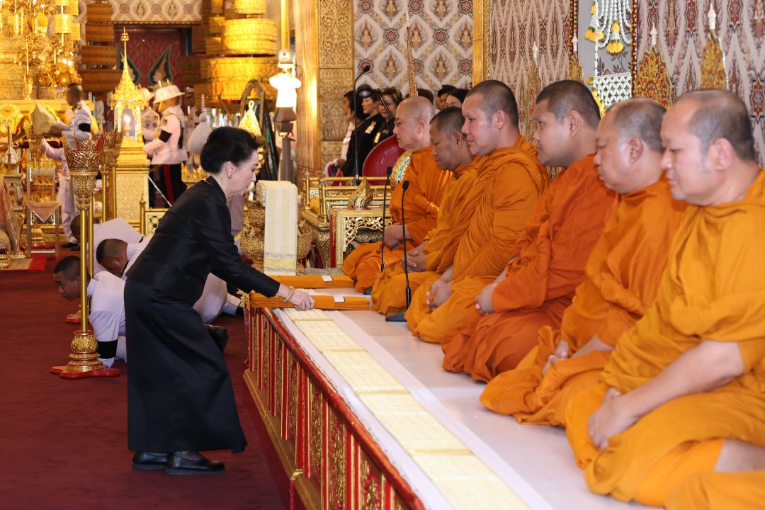 ผาณิต พูนศิริวงศ์ ประธานเจ้าหน้าที่ บจก.หนังสือพิมพ์แนวหน้า ทอดผ้าบังสุกุล