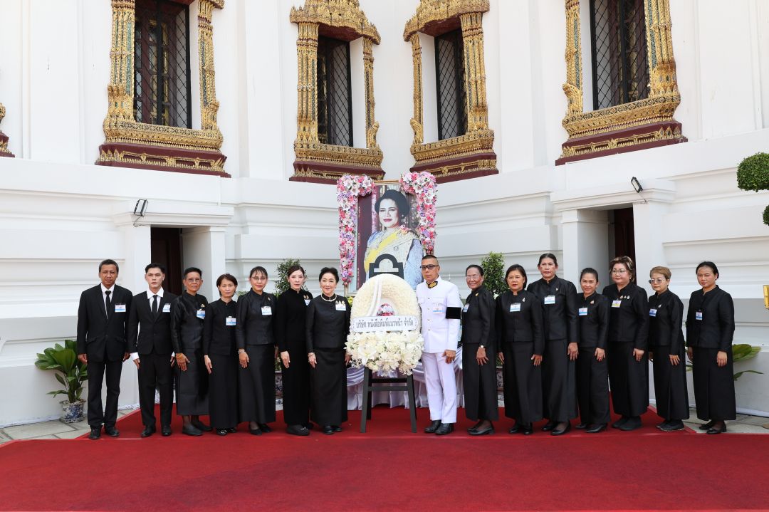 ผาณิต พูนศิริวงศ์ ประธานเจ้าหน้าที่ บจก.หนังสือพิมพ์แนวหน้า พร้อมพนักงาน อรุณรัตน์ พูนศิริวงศ์, พัชรา มาดล, ยินดี สุวรรณรักษา, หทัยทิพย์ ศรีคำ, เฉลิมชัย ยอดมาลัย, ลฎาภา ทิวะสิงห์, อารีย์ เหมเปา, สิริพร พานทองถาวร, วาสนา นิภากรพันธุ์, ทิพวิมล จันทาทับ, ปรัษฐา คงเขียน ปาริชาติ ชำนิบรรณการ, ชัยสิทธิ์ รอดทอง และ รัฐปัถย์ เสถียรภูริภาคย์ วางพวงมาลาหน้าพระบรมฉายาลักษณ์