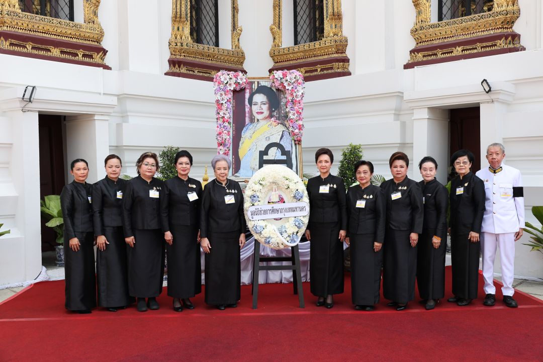 ผาณิต พูนศิริวงศ์ ประธานเจ้าหน้าที่ บจก.หนังสือพิมพ์แนวหน้า พร้อมพนักงาน อรุณรัตน์ พูนศิริวงศ์, พัชรา มาดล, ยินดี สุวรรณรักษา, หทัยทิพย์ ศรีคำ, เฉลิมชัย ยอดมาลัย, ลฎาภา ทิวะสิงห์, อารีย์ เหมเปา, สิริพร พานทองถาวร, วาสนา นิภากรพันธุ์, ทิพวิมล จันทาทับ, ปรัษฐา คงเขียน ปาริชาติ ชำนิบรรณการ, ชัยสิทธิ์ รอดทอง และ รัฐปัถย์ เสถียรภูริภาคย์ วางพวงมาลาหน้าพระบรมฉายาลักษณ์