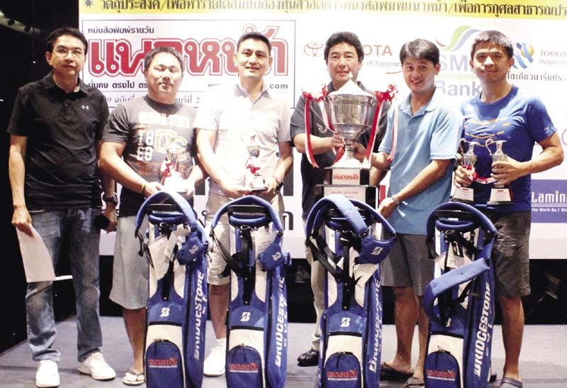 ผรณเดช พูนศิริวงศ์ มอบถ้วยรางวัลเกียรติยศประธานองคมนตรีและรัฐบุรุษ ฯพณฯ พล.อ.เปรม ติณสูลานนท์
ให้กับ ชนะเลิศประเภททีม Paskani มี เอกพันธ์ พรหมประพันธ์, สุทธิกุล ขาวเธียร, ประพันธ์ สินธุพันธ์เดชา และ วสันต์ เอื้อสุขเจริญ ร่วมรับมอบ