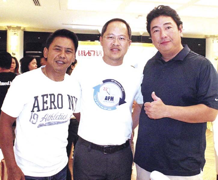 ผรณเดช พูนศิริวงศ์ ประธานกก.จัดการแข่งขัน, อนันตเดช พงษ์พันธุ์
บก.ข่าวเศรษฐกิจ นสพ.แนวหน้า กับ สมศักดิ์ ศิริชัยนฤมิตร จาก 
บจ.แอสเซท โปรแมเนจเม้นท์