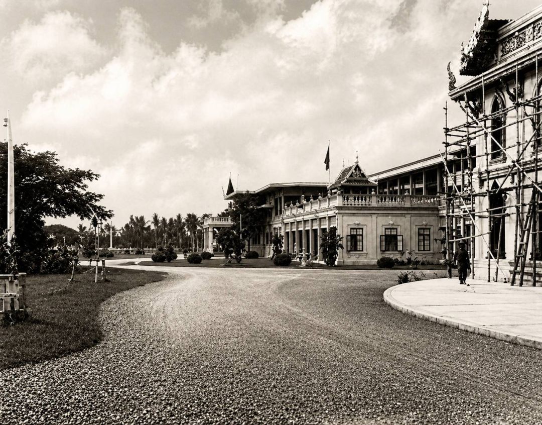 ภาพถ่ายเก่า เห็นพระที่นั่งปาฏิหาริย์ทัศไนยตั้งอยู่บนลานพระที่นั่งพิมานปฐม